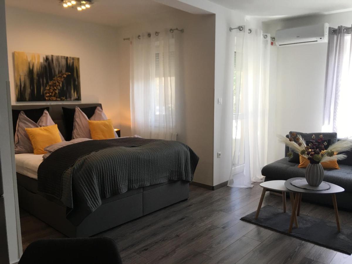 Home Apartment Sopron Bagian luar foto